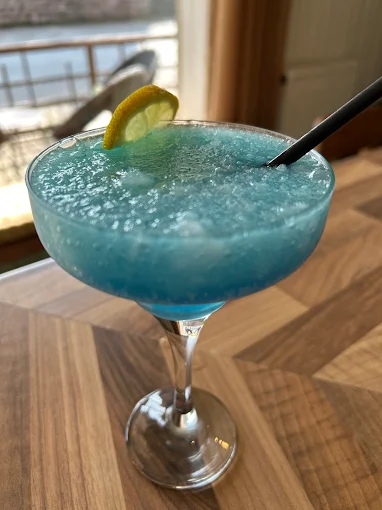 Cocktail glacé bleu servi dans une coupe