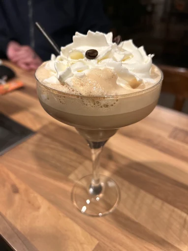 Cocktail gourmand au café avec crème fouettée