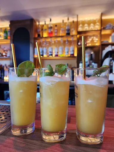 Trois cocktails fruités servis au comptoir de L’Achillée