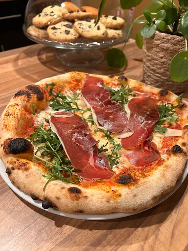 Pizza au jambon sec, à la roquette et aux copeaux de parmesan